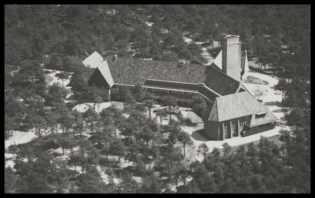 luchtfoto van Woudschoten
              <br/>
              Stichting Woudschoten,  kort na de oplevering in 1932